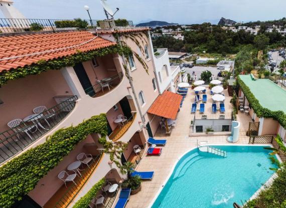 Hotel con piscina, terrazze verdi e vista panoramica su paesaggio collinare.