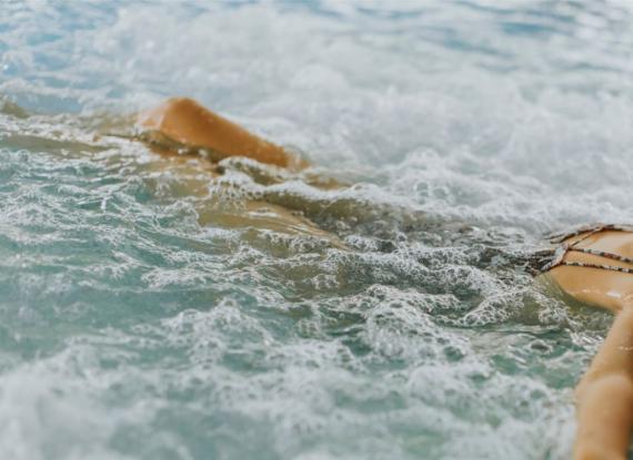 Donna rilassata in piscina, godendosi l'acqua e il momento di tranquillità.