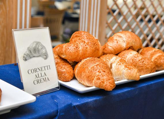 Deliziosi cornetti dorati alla crema su un vassoio, pronti per essere gustati.